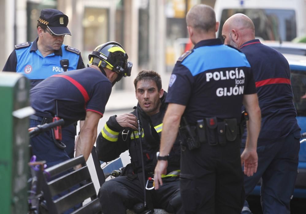 Incendio en un edificio de la calle Los Moros en Gijón