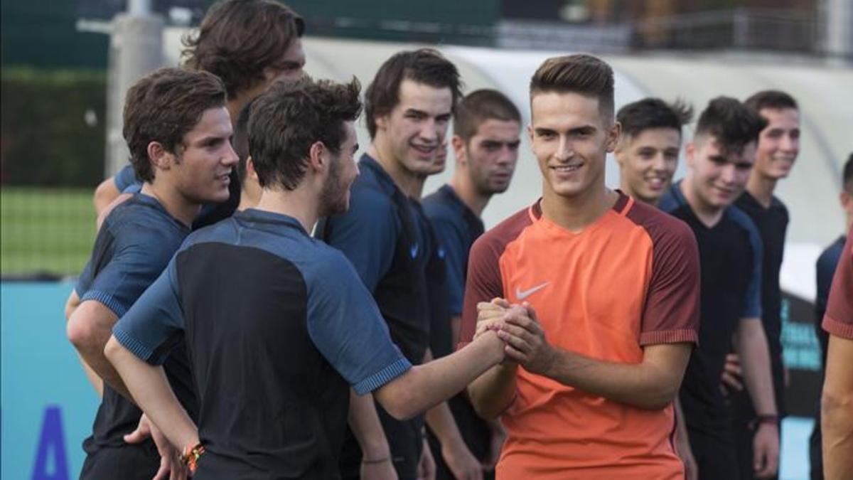 Denis Suárez, con los chicos de la Nike Academy Barcelona