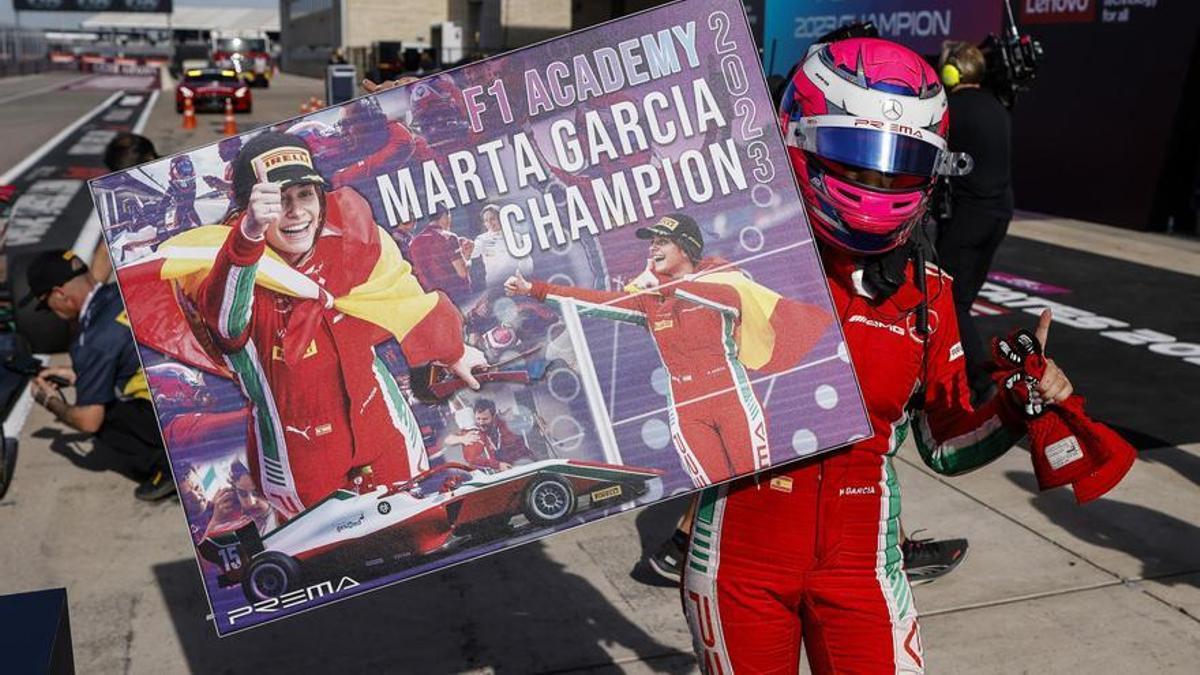 Marta García, campeona de la F1 Academy, posa con un catel conmemorativo.