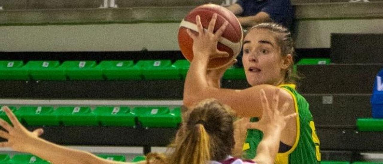 Celia García, con el balón, en el primer partido amistoso disputado en el Multiusos.