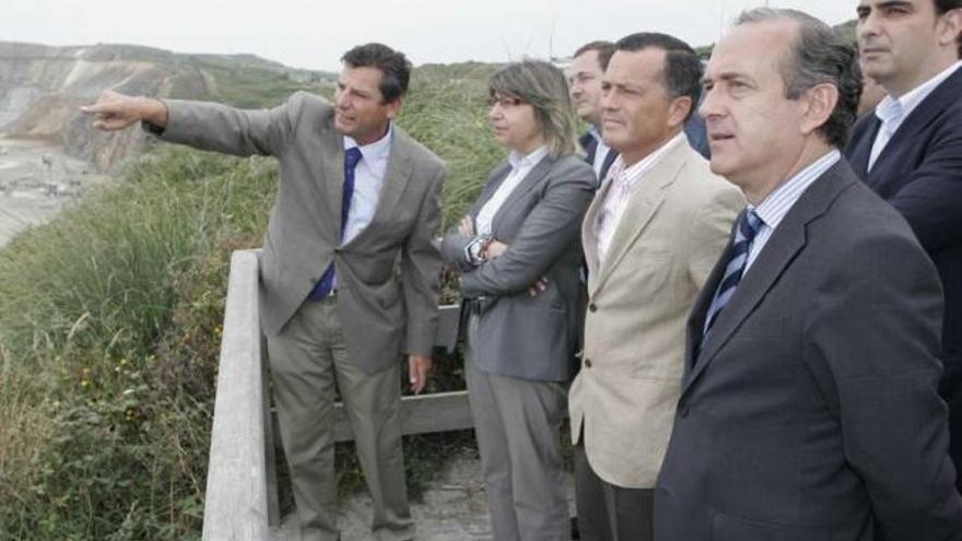 Maciñeira, a la izquierda, en julio, en una visita a Langosteira con otros cargos del Puerto y la Xunta. / e. vicente