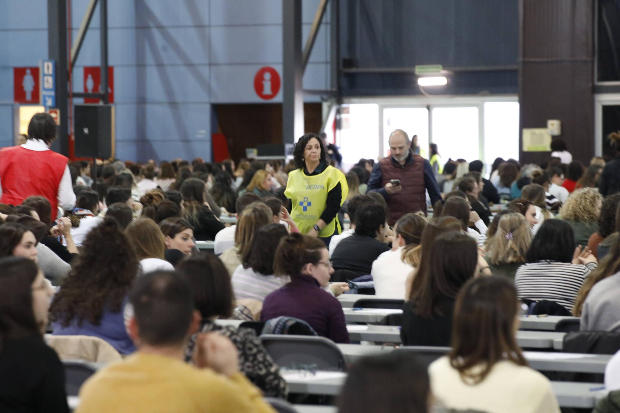 Miles de personas participan en la macrooposición de la sanidad pública asturiana.