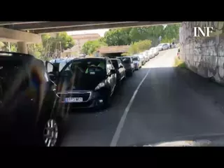 Ocupación turística hasta los topes en Torrevieja en agosto de 2025: los vehículos aparcan en el acceso a las salinas y el camino del cementerio