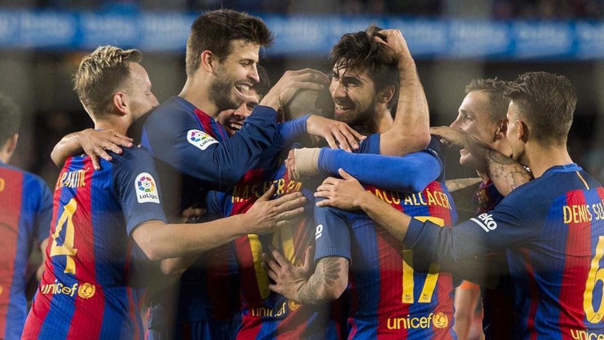 Los jugadores del Barça felicitan a Mascherano por su primer gol con el Barça.