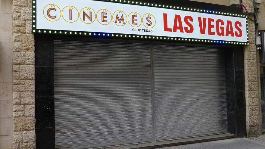El cinema Las Vegas amb la persiana abaixada aquest dilluns.