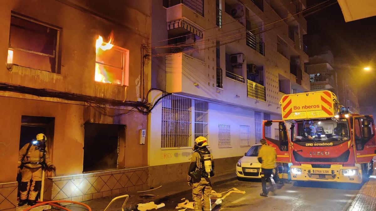 Un incendio calcina una vivienda abandonada ocupada por tres indigentes en Torrevieja
