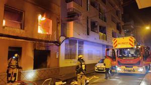 Un incendio calcina una vivienda abandonada ocupada por tres indigentes en Torrevieja