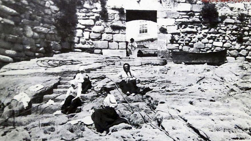 Mujeres en la antigua puerta de San Miguel, en el siglo XIX.