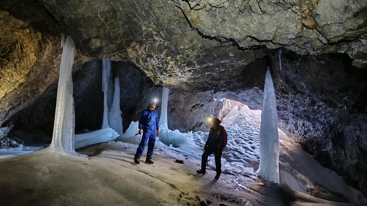 Un grupo de investigadores realiza una visita a una cueva congelada dentro del estudio en el Parque Nacional de Ordesa y Monte Perdido.