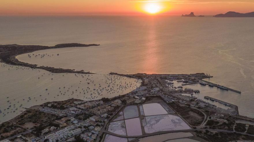 Vista aérea del puerto de la Savina, con ses Salines y es Vedrà y la isla de Ibiza al fondo.  |  CONSELL DE FORMENTERA