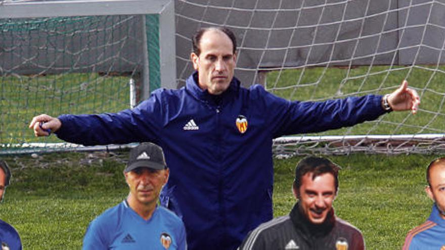 Voro da un baño a Ayestaran, Neville y Prandelli en Mestalla