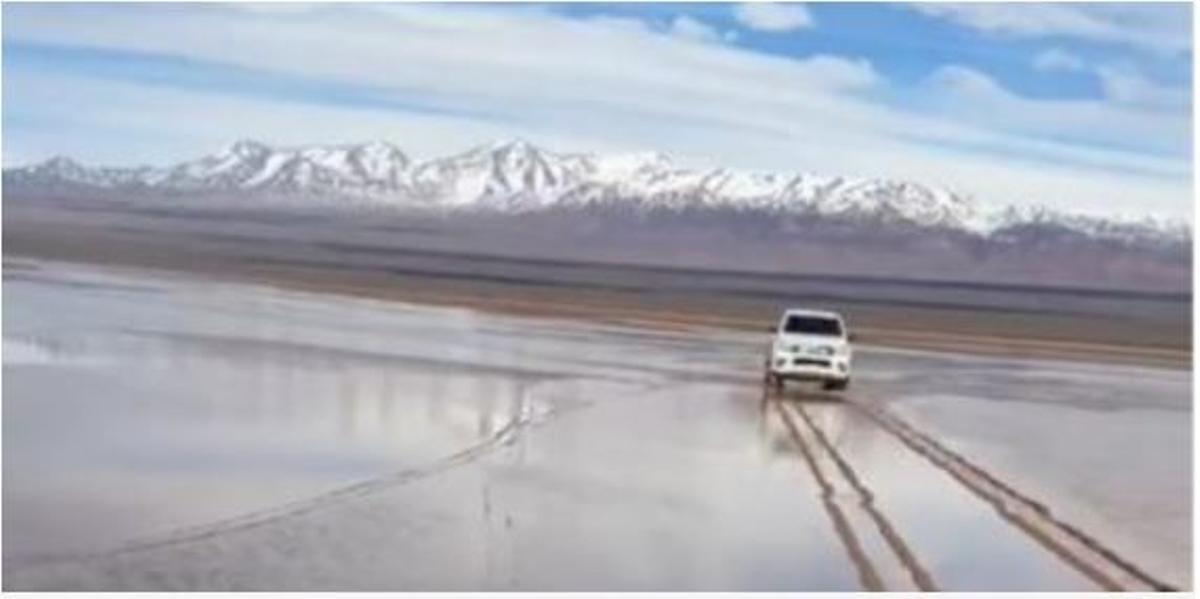 El coche que ha dañado el inmenso paraje argentino.