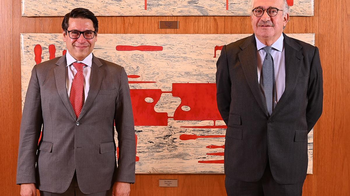 El vicepresidente del BEI, Ricardo Mourinho Félix (izq.) y José Bogas, consejero delegado de Endesa (dcha.), durante el acto oficial de firma del préstamo en Madrid.