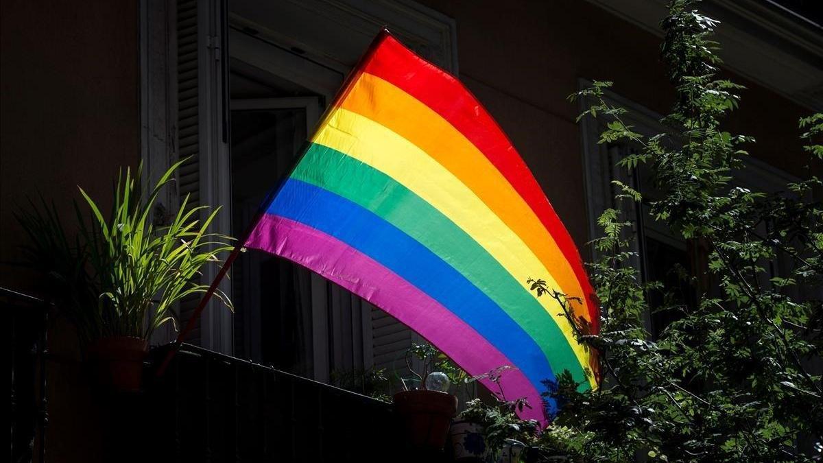 Bandera LGTBI con los colores del arcoíris.