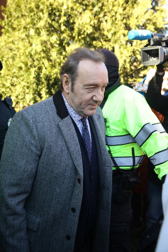 Kevin Spacey llendo al juzgado