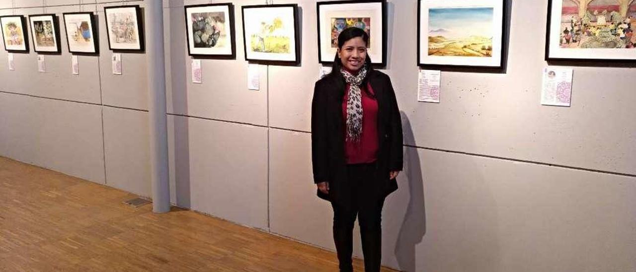 La artista y gestora cultural mexicana Lourdes Ramírez Zapatero, en la exposición colectiva de acuarelas &quot;Colores de México&quot; de la Casa de Cultura de Cangas de Onís.