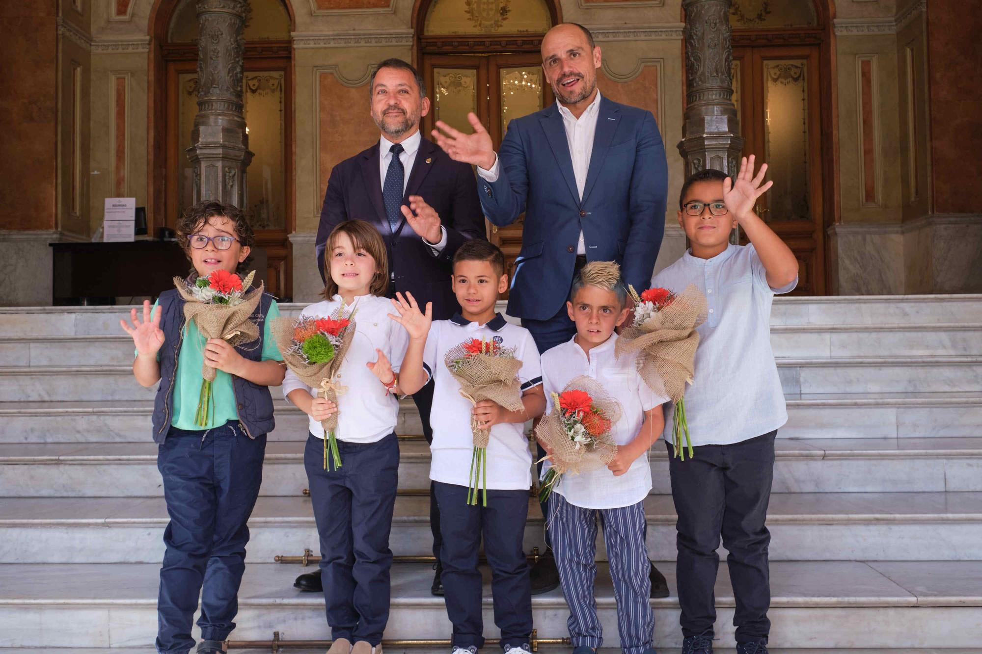 El alcalde recibe a las candidatas y candidatas a reina y romeros de las Fiestas de Mayo