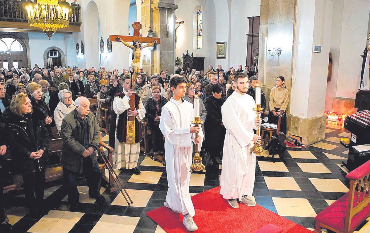 Marcos Torres porta la Cruz, durante los oficios de Viernes Santo en el templo parroquial de Lalín.