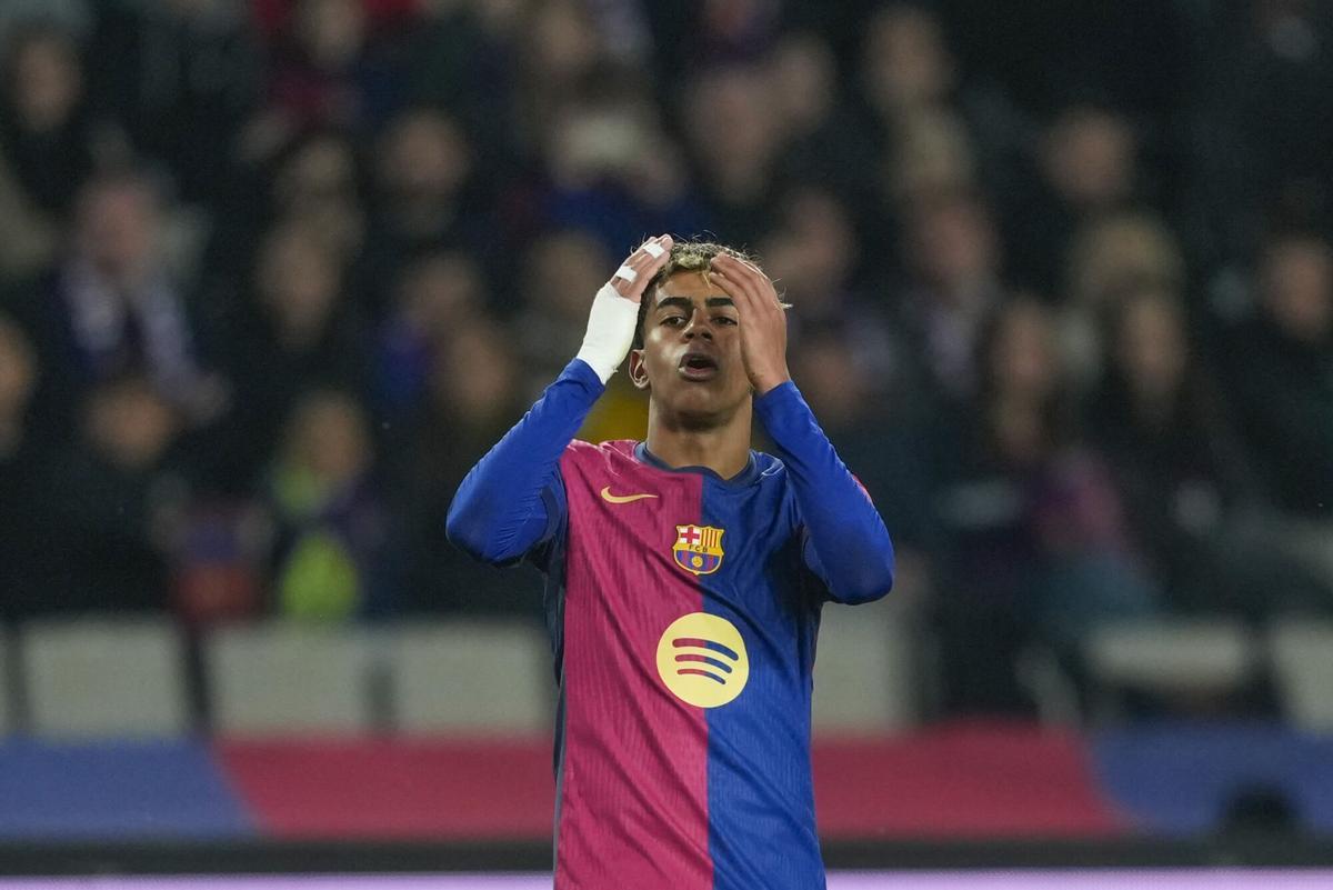 BARCELONA, 27/03/2025.- El delantero del F.C. Barcelona Lamine Yamal lamenta una ocasión durante el partido de LaLiga entre FC Barcelona y CA Osasuna en el Estadio Olímpico de Montjuic, este jueves en Barcelona. EFE/ Alejandro García