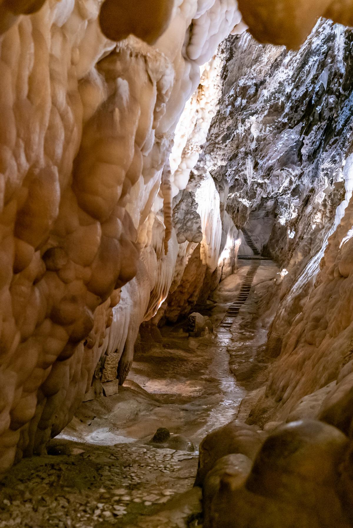 Es una de las cuevas más impresionantes de España