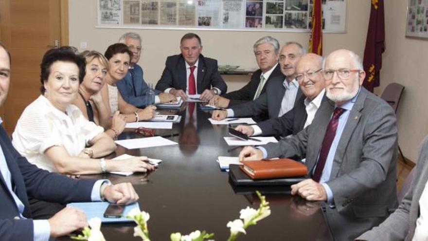 Representantes del sector del mueble reunidos ayer en Yecla en el marco de la feria.