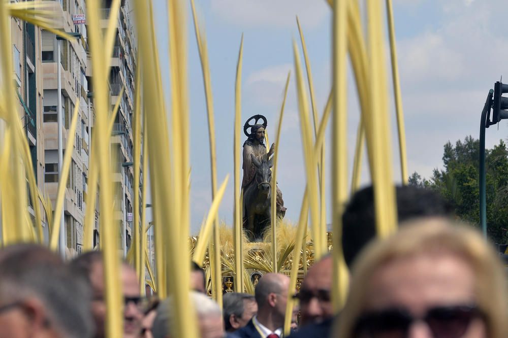 La ciudad se llena de palmas blancas y echa a la calle para participar en la procesión del Domingo de Ramos