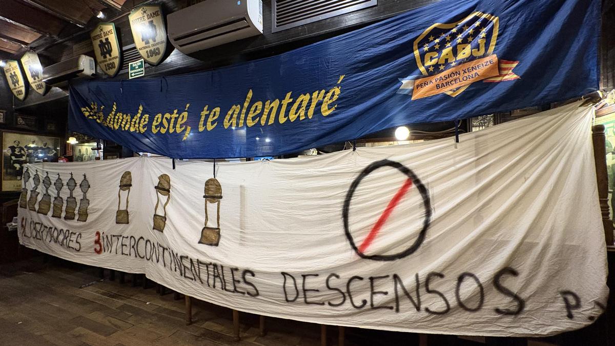 Pancarta en la que hinchas bosteros se muestran orgullosos de nunca haber descendido