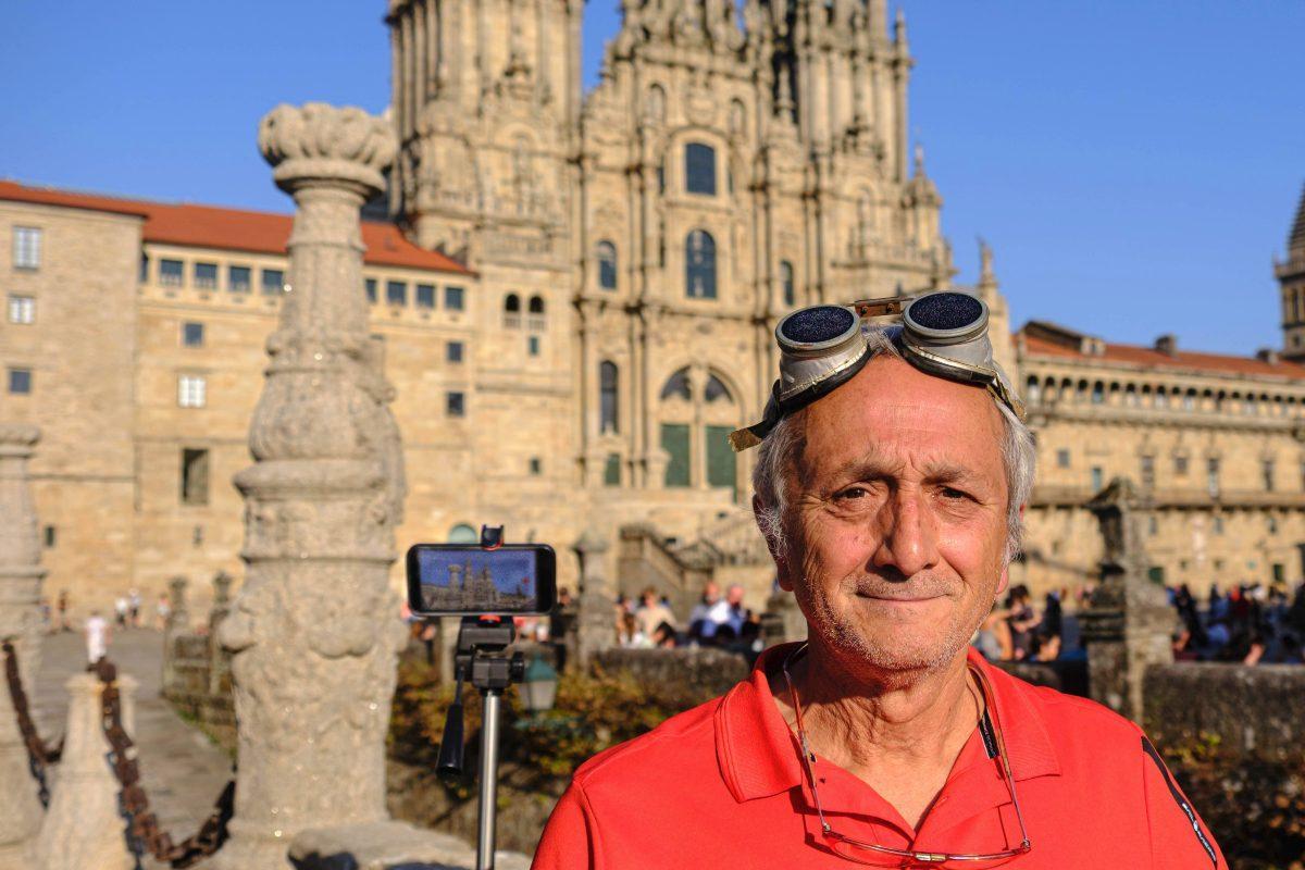 El compostelano Agustín Ruzafa Almodóvar, fotógrafo aficionado junto a su equipo en el Obradoiro.