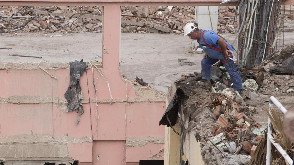 Un trabajador con arnés de protección pero sin anclar, en una obra de Barcelona accidentes laborales seguridad