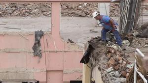 Un trabajador con arnés de protección pero sin anclar, en una obra de Barcelona.