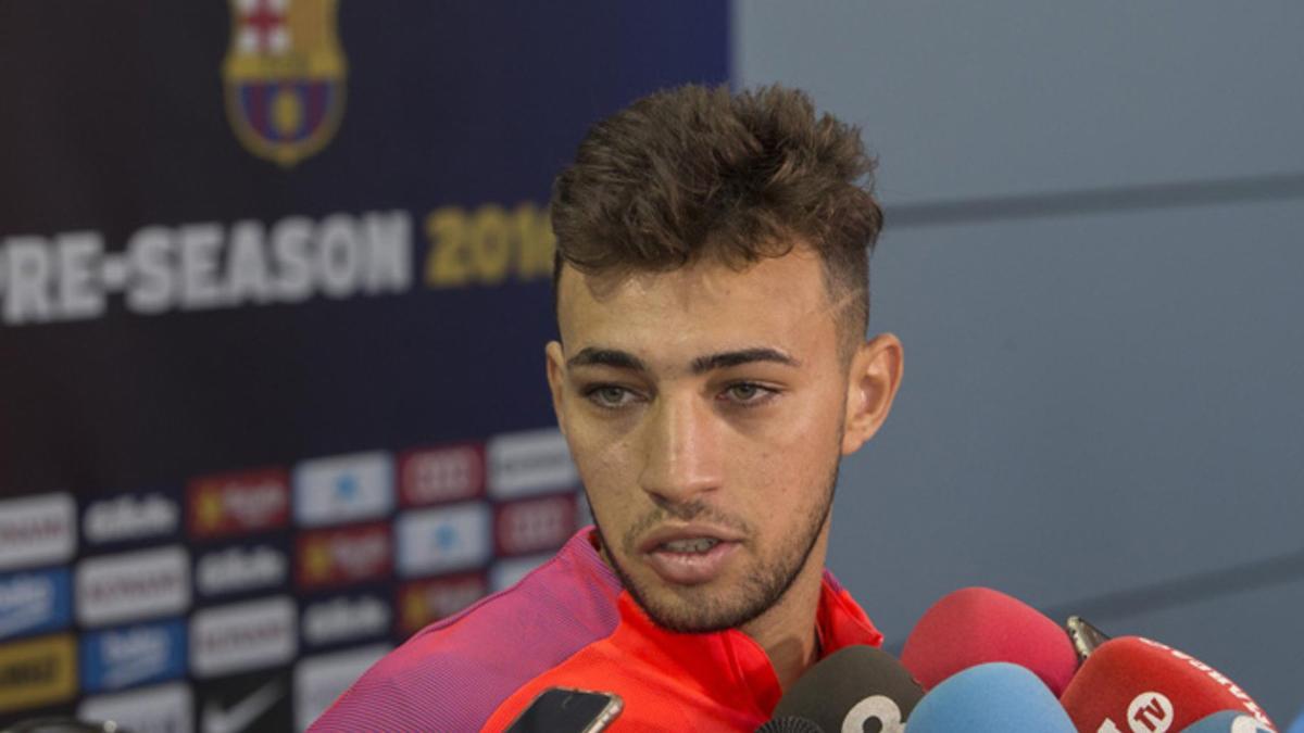 Munir El Haddadi atendió a los enviados especiales en Saint George's Park durante el stage del Barça