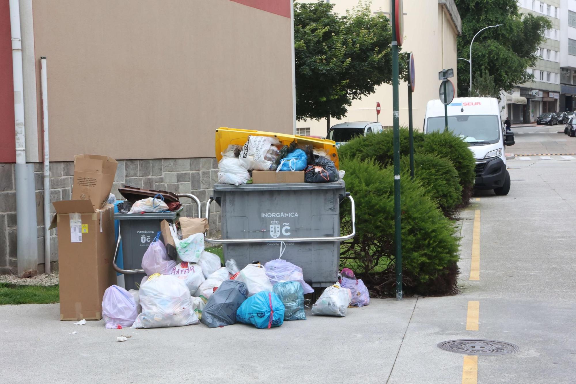 Huelga de la recogida de basuras en A Coruña: los desperdicios desbordan los contenedores