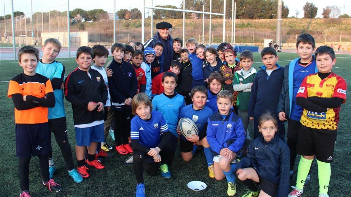 Jon Reca siempre con su boina acompañado del sub10 del Club de Rugby Sant Cugat