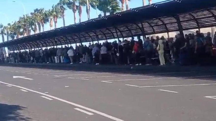 Colas para coger un taxi en el aeropuerto Reinta Sofía