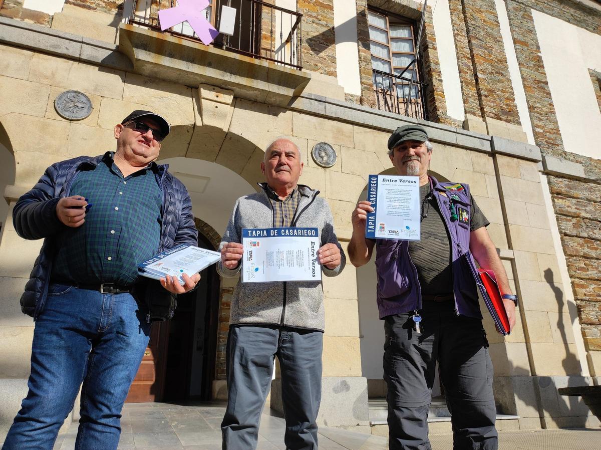 Balbino Ron, José Emilio Reiriz y Germán Muiña en la pegada de poesías del año pasado.