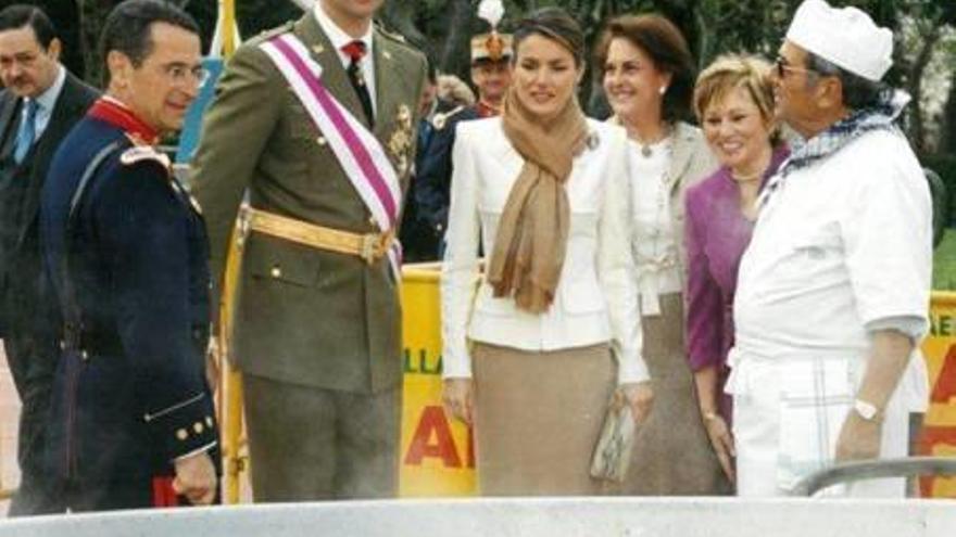 Antonio Galbis junto al actual rey de España y Letizia Ortiz, ante una paella gigante.