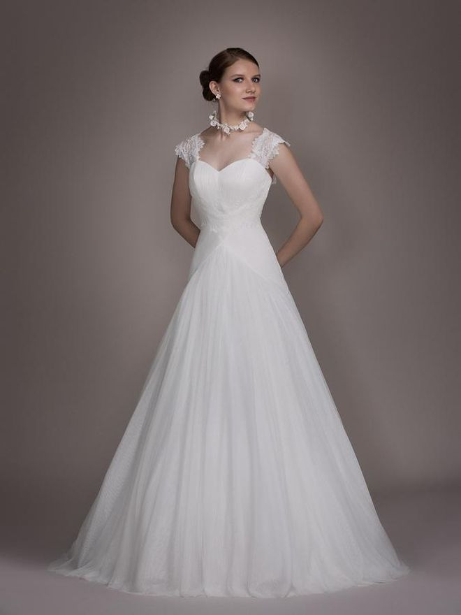 8 vestidos de novia con encaje: conjunto de corte evasé con mangas de encaje