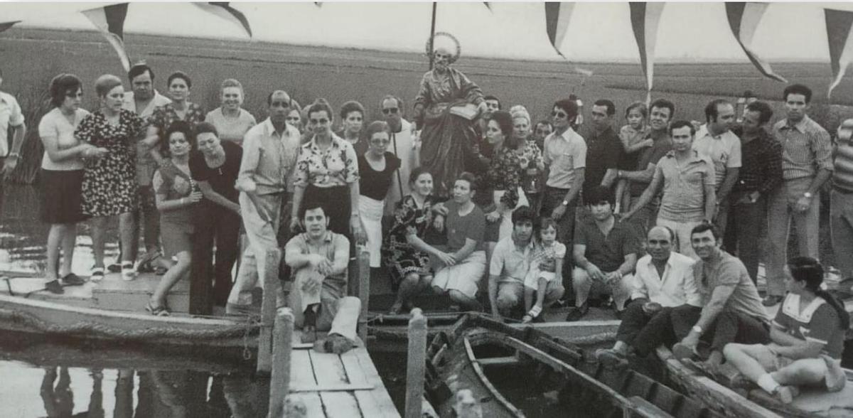 Los Festeros de 1973 en la celebración de la Romería de Sant Pere en el Port de Catarroja.