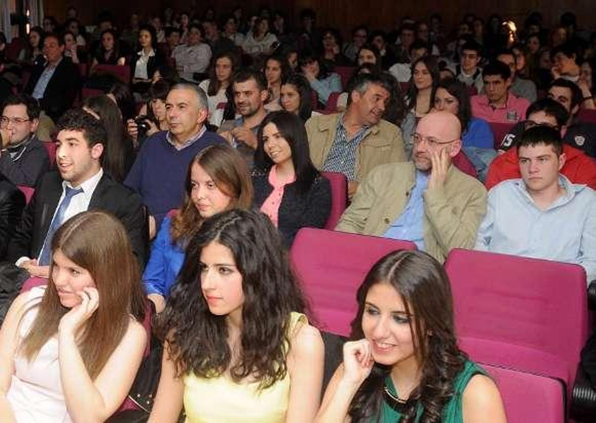Los creadores de los vídeos premiados, ayer, posando tras recibir los galardones.  // Bernabé/Javier Lalín