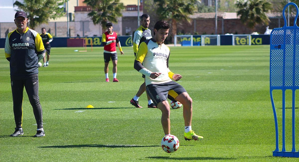 El lateral Arnau Solá regresa al equipo y al once para el partido de este viernes.