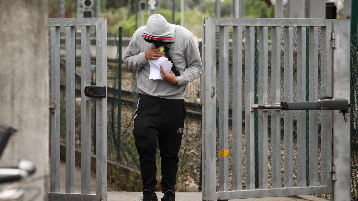 El joven detenido por la muerte del bebé, a su salida de la Comisaría.