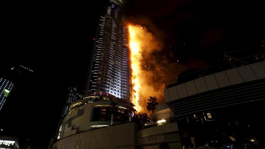 El fuego consume un rascacielos en Dubai