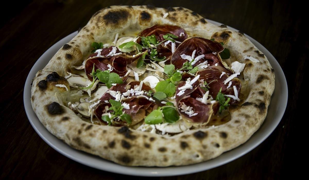 Pizza de cecina y ricotta ahumada de La Balmesina. 