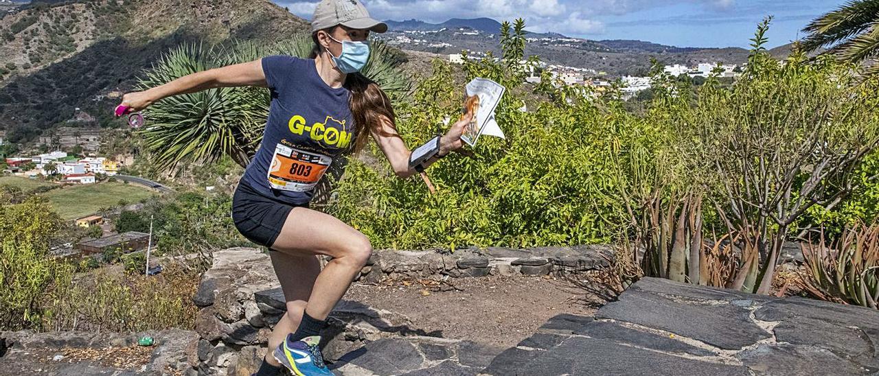 Una participante de la LPA City Race, mapa en mano, sube unas escaleras en el Campus de Tafira, ayer. | | SABRINA CEBALLOS