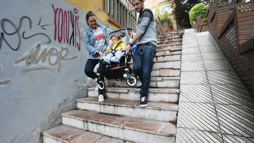 Los vecinos del Cristo exigen dos ascensores para salvar sendas escaleras en el barrio