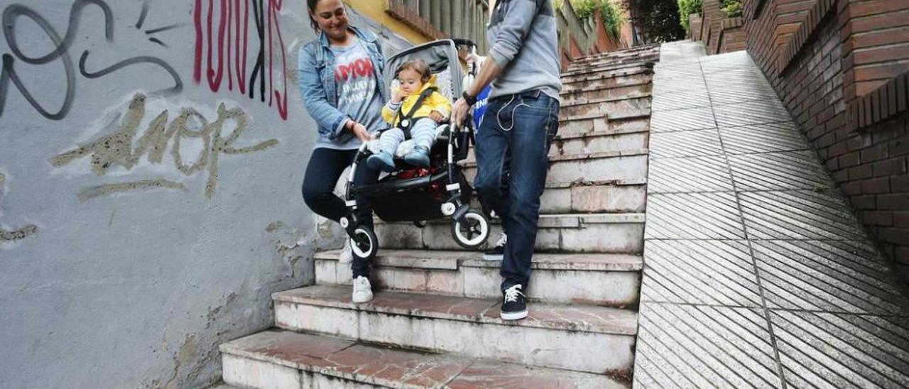 Paula López y José Luis Vázquez bajan las escaleras que comunican Víctor Sáenz con la avenida de las Segadas con el pequeño Nacho de la Uz.
