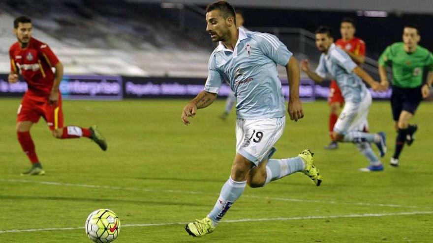 Jonny Castro corre con la pelota durante el encuentro de ayer. // Jorge Santomé