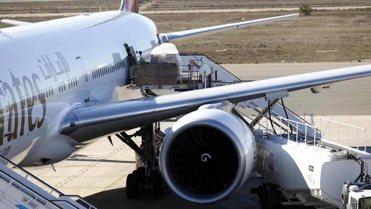 Un avión de Fly Emirates recibe una carga de mercancías en el aeropuerto de Zaragoza.