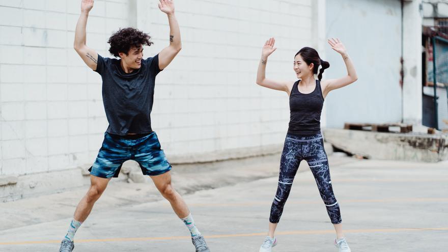 Jumping jacks: el ejercicio que activa todo tu cuerpo y moldea tus piernas