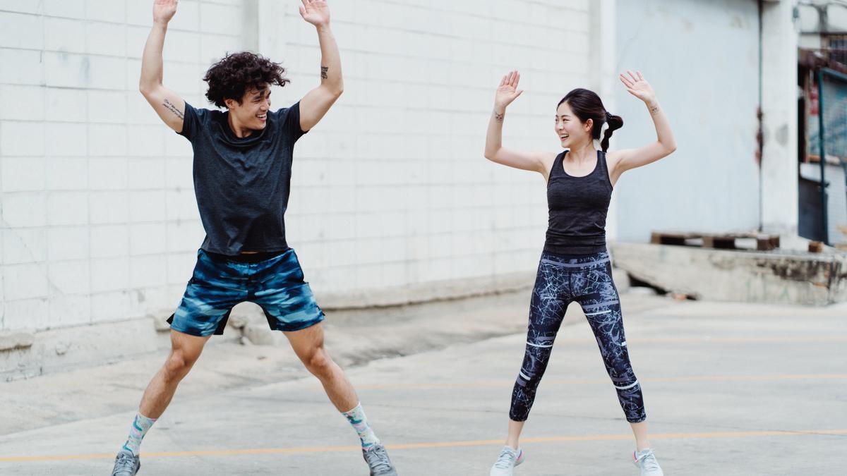 Jumping jacks: el ejercicio para quemar calorías y ganar masa muscular.